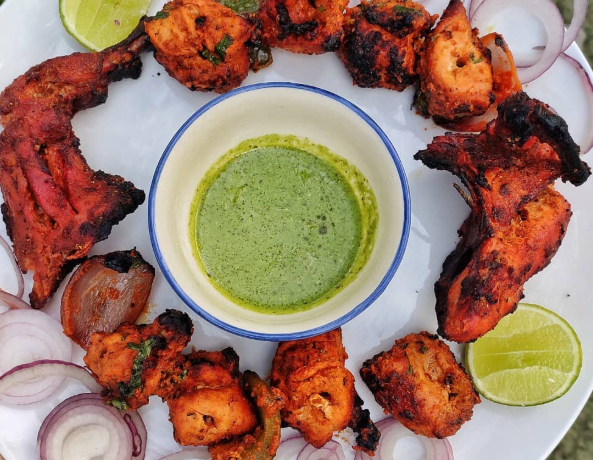 chicken tandoori with lemon, onions & mint chutney